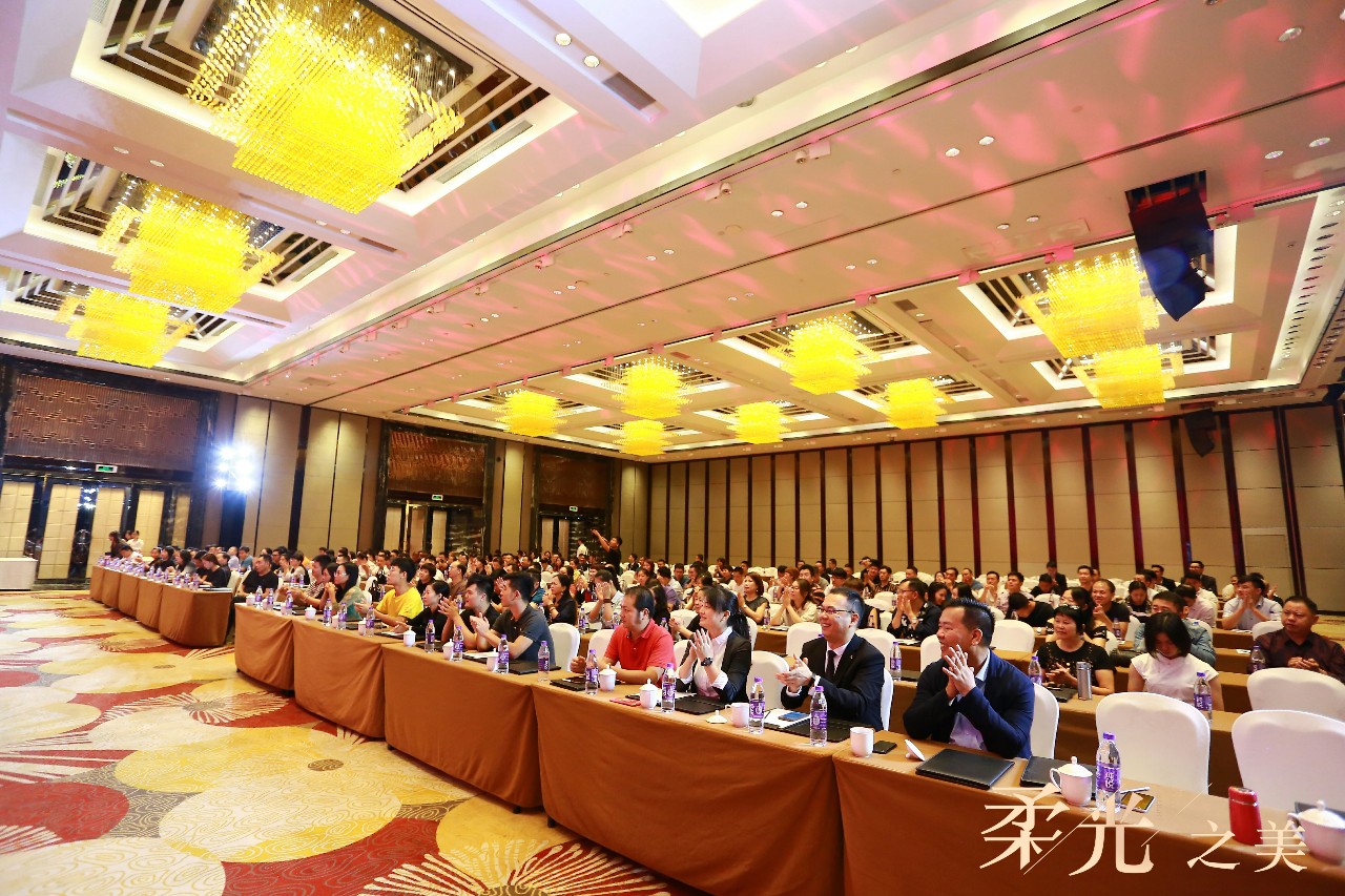 華鵬陶瓷2019經(jīng)銷(xiāo)商年會(huì )啟航新征程